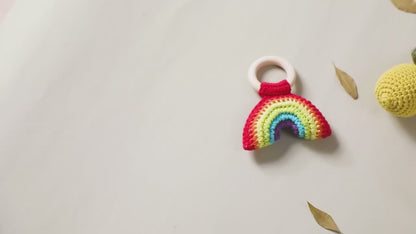 Hochet en crochet Arc-en-ciel